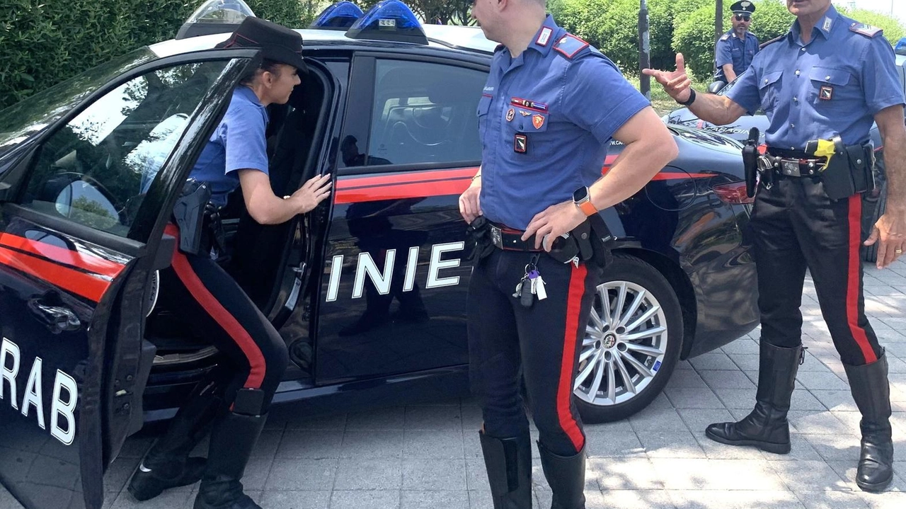 L’aggressione è avvenuta in casa alle 22 nel territorio di Fiesole . La donna ha cercato di difendersi dai colpi inferti con il falcetto dal marito. L’uomo è stato arrestato e portato a Sollicciano: la notte di follia.