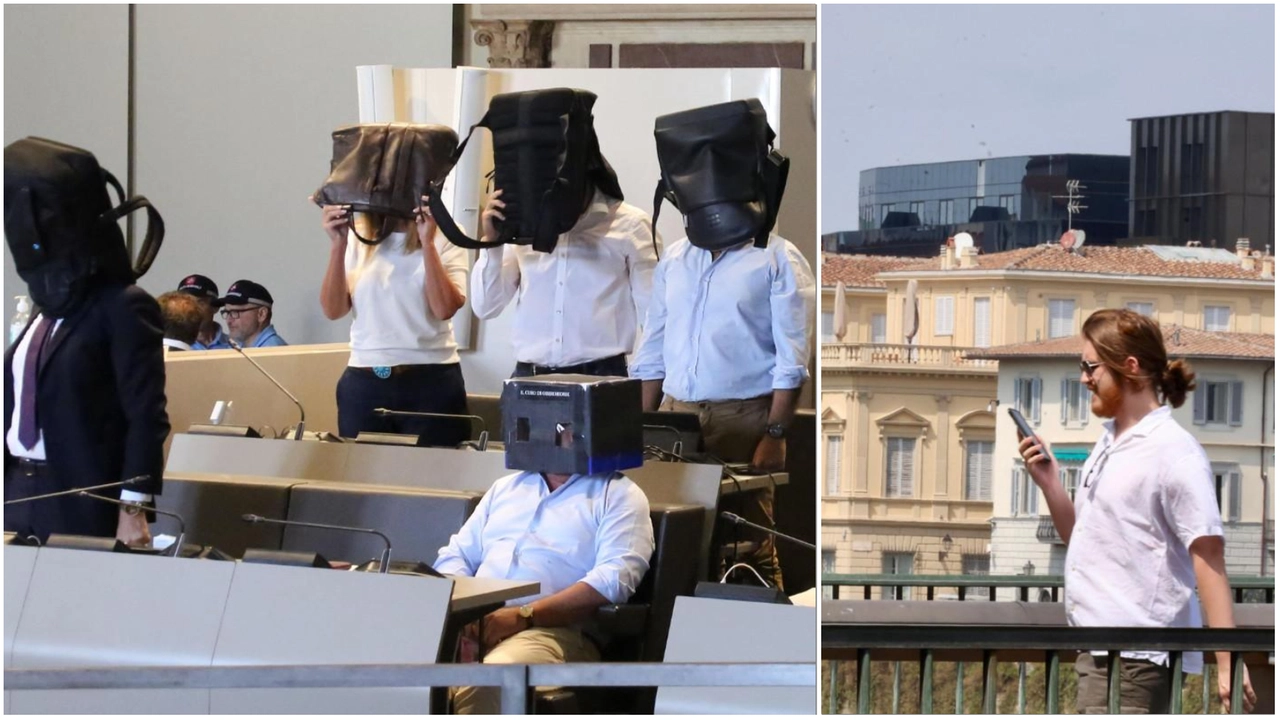 Un momento del flashmob dei consiglieri di opposizione. Accanto il "cubo nero" (New Press Photo) Un momento del flashmob dei consiglieri di opposizione. Accanto il "cubo nero" (New Press Photo)