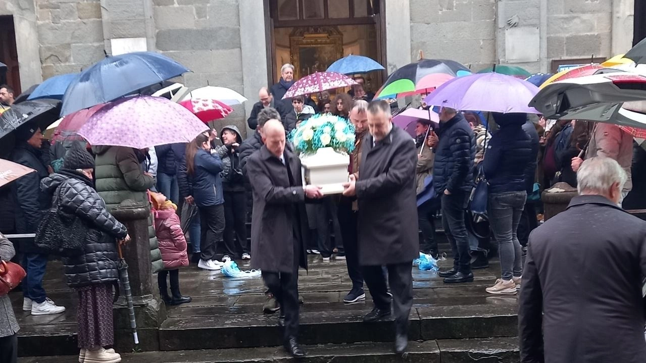 Un momento dell’uscita della bara bianca dalla chiesa di Pieve Fosciana Un momento dell’uscita della bara bianca dalla chiesa di Pieve Fosciana