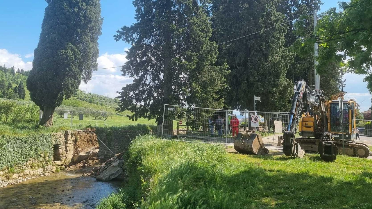 I lavori lungo il torrente Bagnolo I lavori lungo il torrente Bagnolo