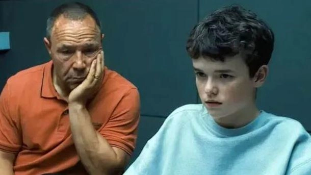 Gli attori Owen Cooper e Stephen Graham in una scena della miniserie Netflix “Adolescence”