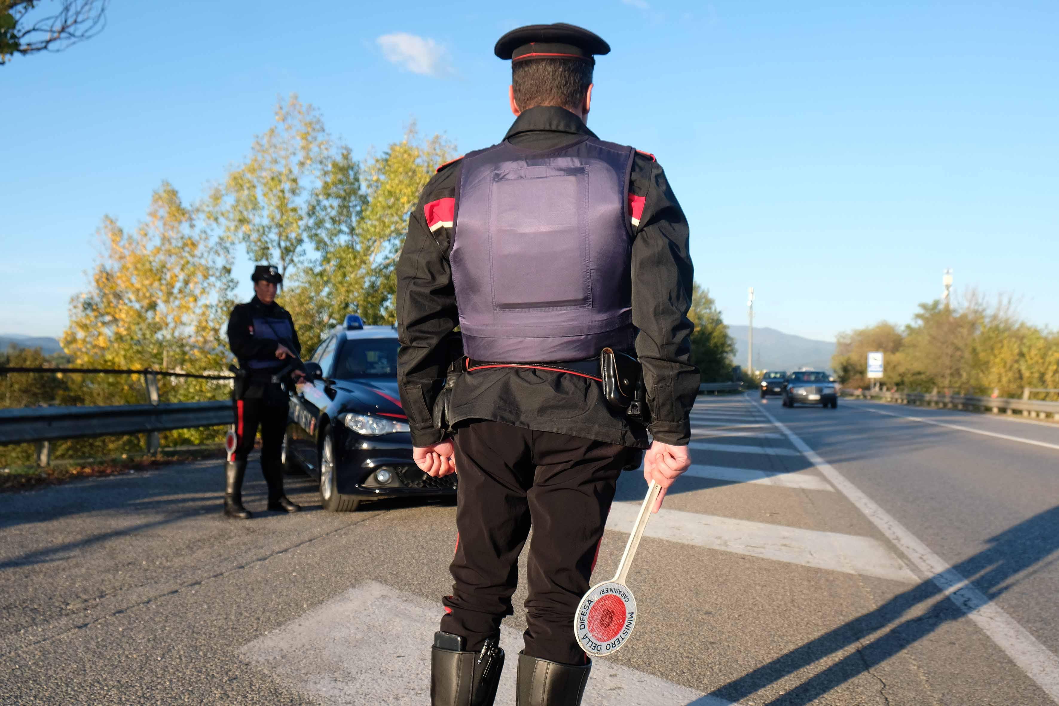 https://www.lanazione.it/image-service/view/acePublic/alias/contentid/ZDgwMDk2YzktNzc4Ni00/0/pattuglia-carabinieri.jpeg