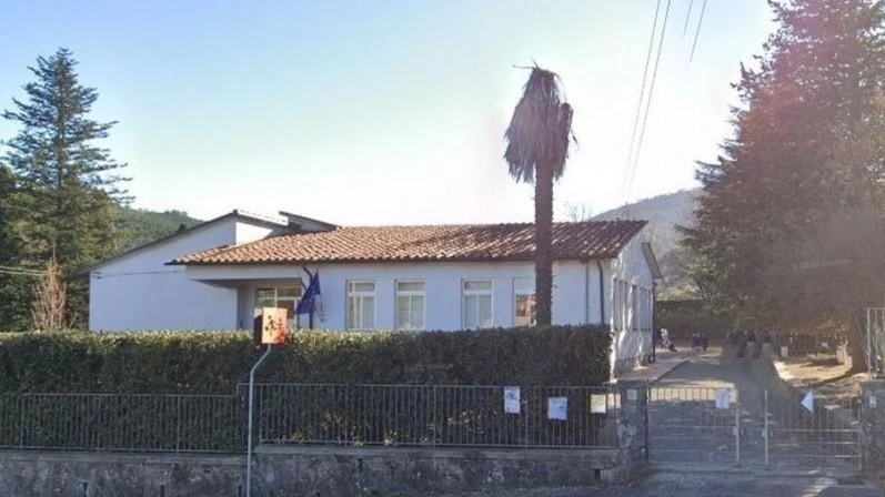 La scuola primaria di Massa Macinaia e, nella foto piccola, l’assessora Ilaria Carmassi La scuola primaria di Massa Macinaia e, nella foto piccola, l’assessora Ilaria Carmassi