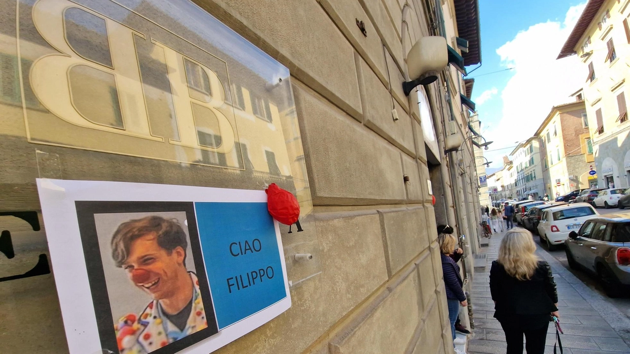 I negozi di via Carratica hanno abbassato le saracinesche durante la messa per partecipare al lutto della famiglia di Filippo Bonacchi (FotoCastellani)