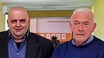 A sinistra il sindaco di Villafranca Filippo Bellesi insieme all’assessore comunale al bilancio, Roberto Luciani, che plaudono all’atto di solidarietà da parte del sindaco di Mulazzo, Claudio Novoa