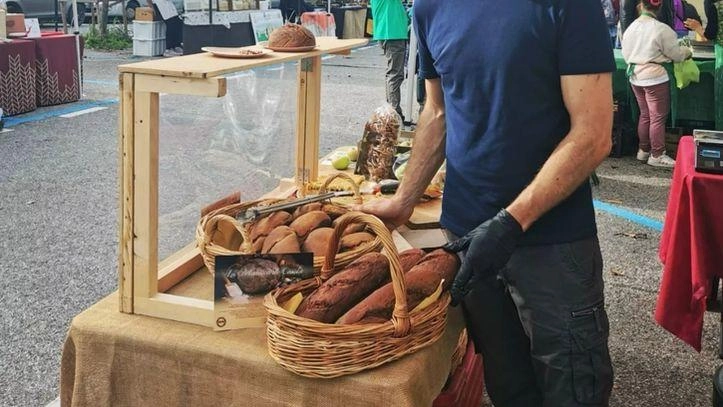 Fabio Bertolucci mostra la Marocca di Casola, l’antico pane di castagne cotto a legna con lievitazione naturale Fabio Bertolucci mostra la Marocca di Casola, l’antico pane di castagne cotto a legna con lievitazione naturale