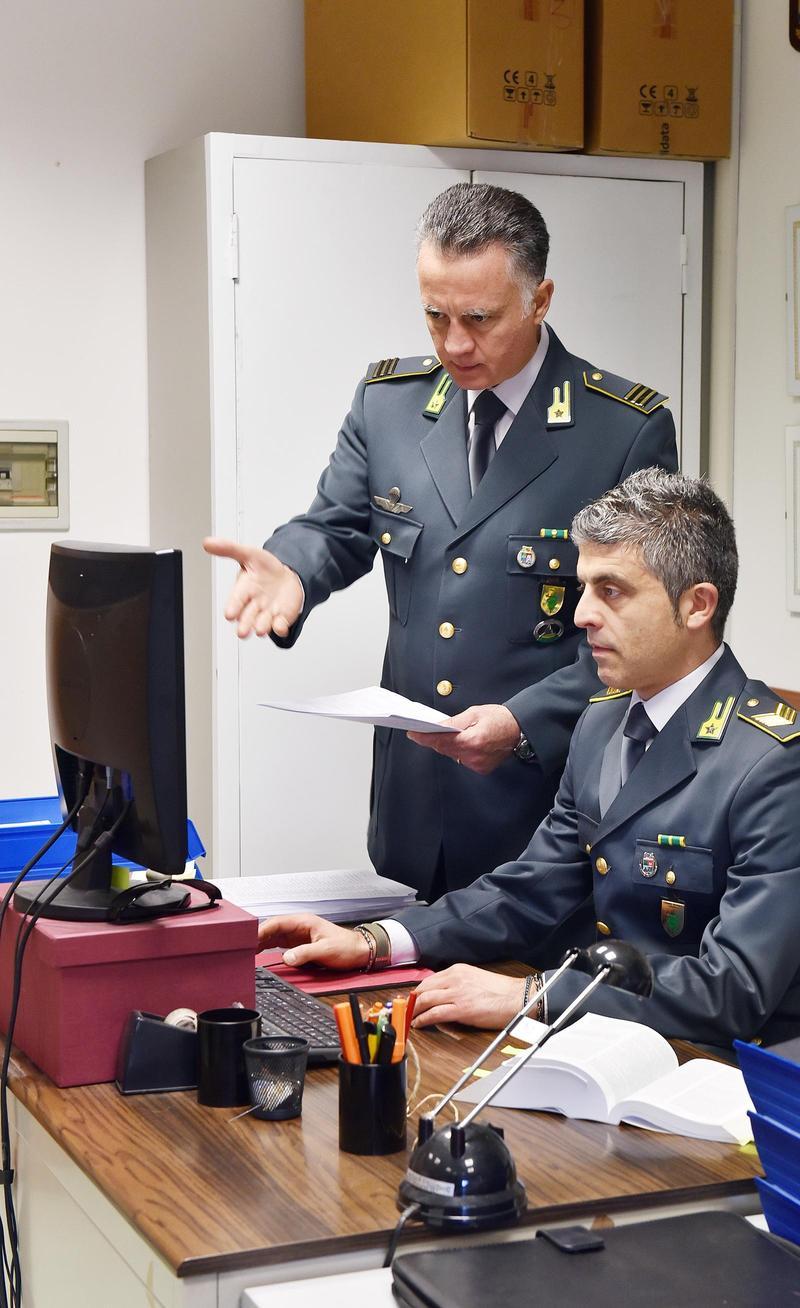 https://www.lanazione.it/image-service/view/acePublic/alias/contentid/ZDgwZGE4MDAtZGRkNi00/0/proteggersi-da-furti-e-raggiri-due-incontri.jpeg