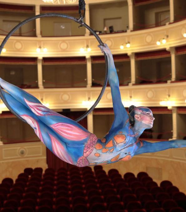 acrobati a teatro la danza nel cielo tra potter e pirati da Lanazione.it acrobati a teatro la danza nel cielo tra potter e pirati