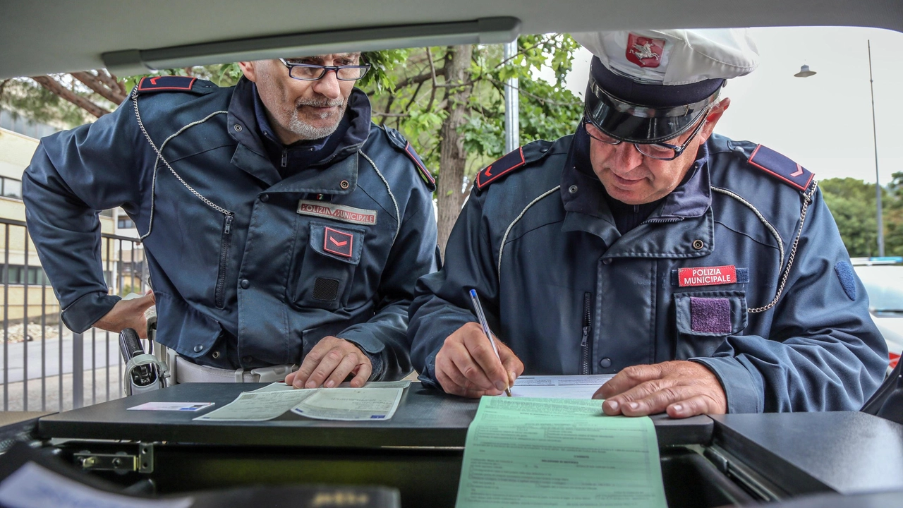 agenti della Polizia municipale durante la redazione di un verbale (Foto di archivio