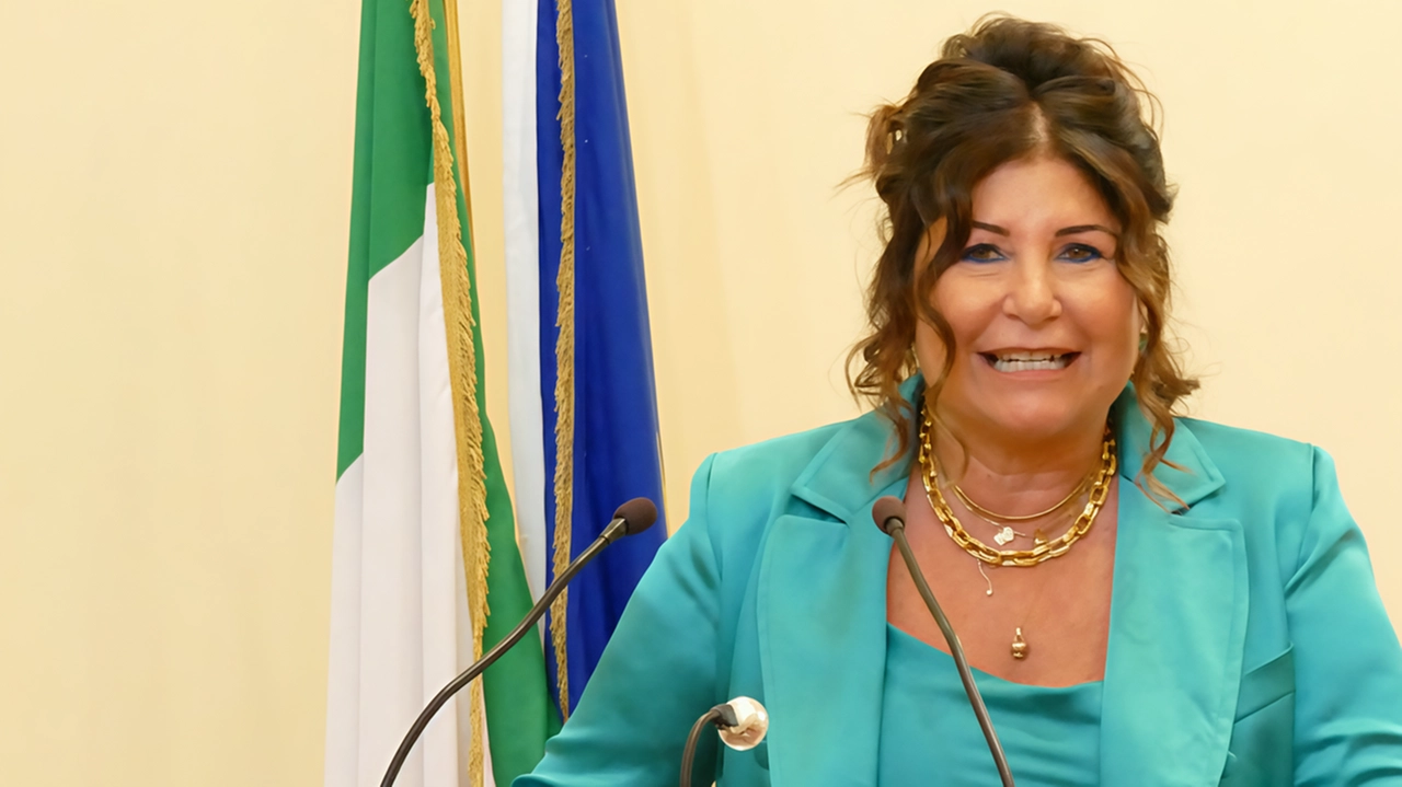 Il prefetto De Luca saluta Arezzo con affetto e ringraziamenti, lasciando la provincia per un nuovo incarico a Roma. Emozionante cerimonia di commiato con autorità e cittadini. Il prefetto De Luca saluta Arezzo con affetto e ringraziamenti, lasciando la provincia per un nuovo incarico a Roma. Emozionante cerimonia di commiato con autorità e cittadini.