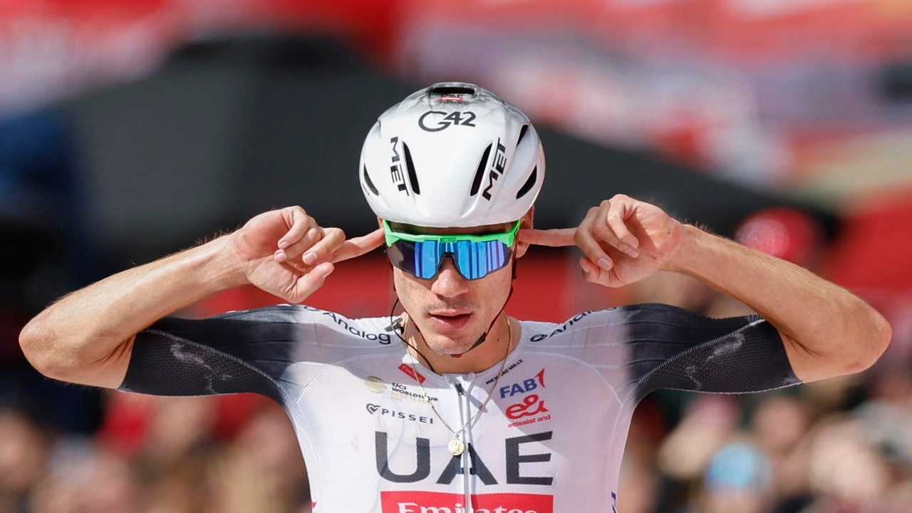 Ciclismo, Ayuso attacca l'UAE Team Emirates-XRG: "Vogliono danneggiare la mia immagine"