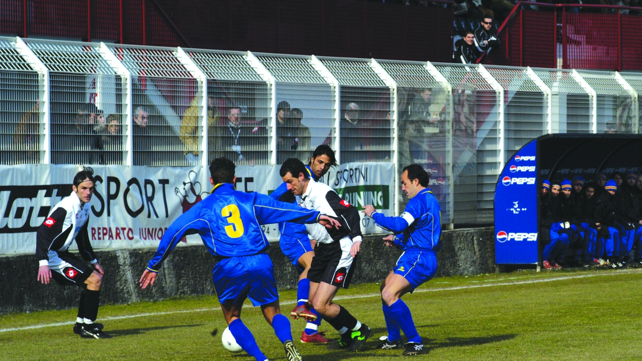 Un momento della sfida del 16 febbraio 2003 tra Spezia e Carrarese Un momento della sfida del 16 febbraio 2003 tra Spezia e Carrarese