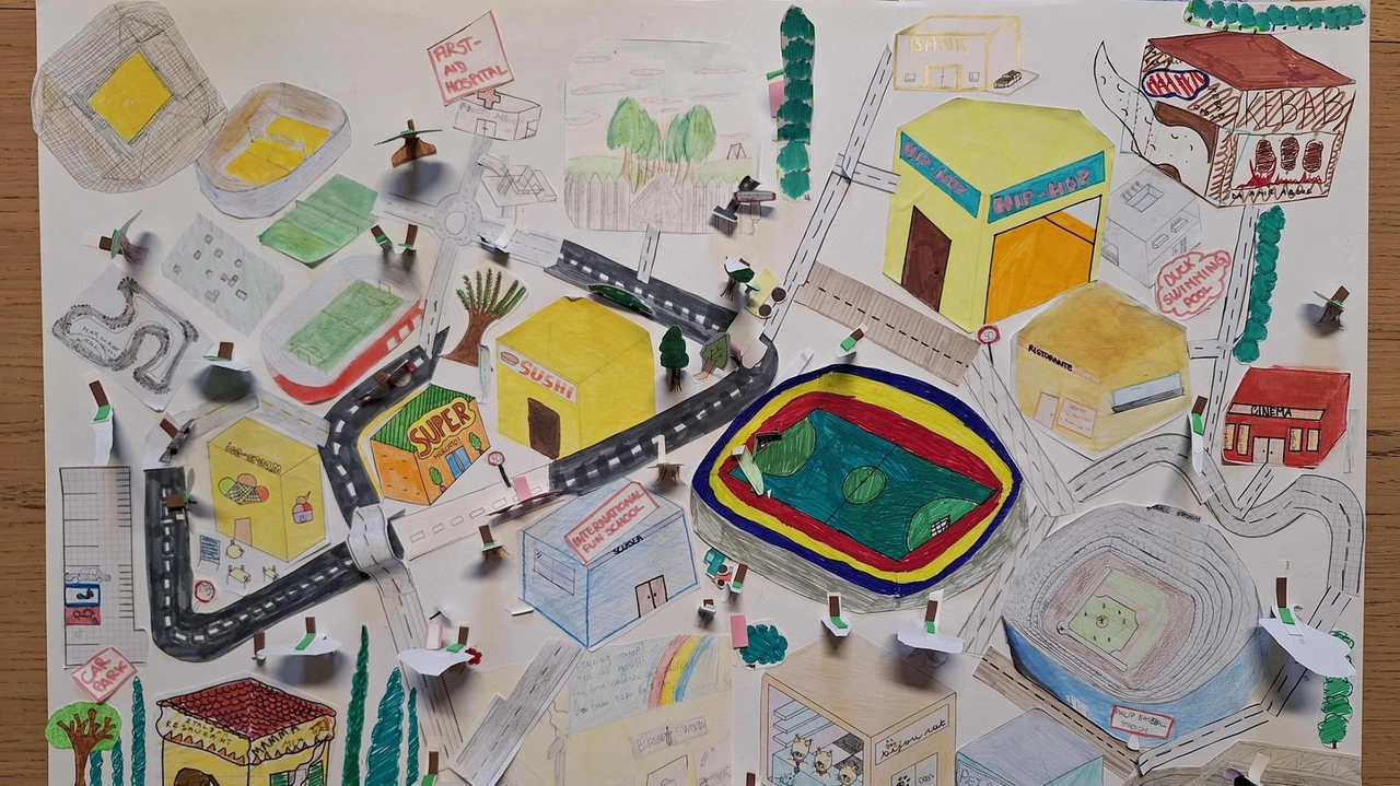 Due ’visioni’ di Città ideale: in alto, il risultato del lavoro svolto in classe con l’aiuto del prof. di tecnologia; sotto, la città ideale interpretata dall’intelligenza artificiale Due ’visioni’ di Città ideale: in alto, il risultato del lavoro svolto in classe con l’aiuto del prof. di tecnologia; sotto, la città ideale interpretata dall’intelligenza artificiale
