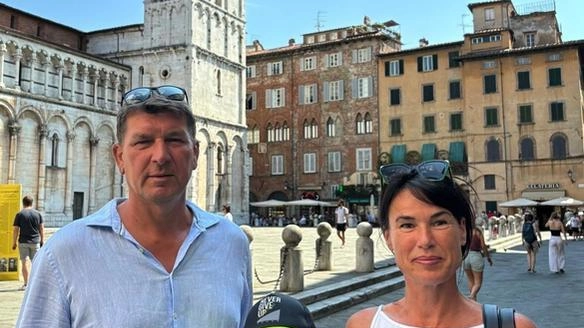 Il centro è pieno di turisti dall’Italia e da tutto il mondo. Architettura, cibo e accoglienza sono le cose più apprezzate. Il centro è pieno di turisti dall’Italia e da tutto il mondo. Architettura, cibo e accoglienza sono le cose più apprezzate.