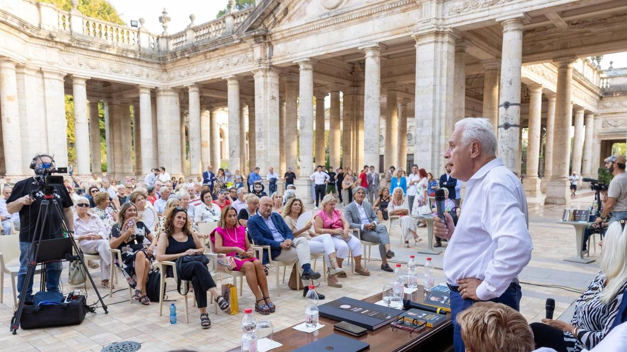 Tanta gente al Tettuccio per la presentazione del libro su Cosimo I dei Medici scritto dal presidente della Regione, Eugenio Giani Tanta gente al Tettuccio per la presentazione del libro su Cosimo I dei Medici scritto dal presidente della Regione, Eugenio Giani
