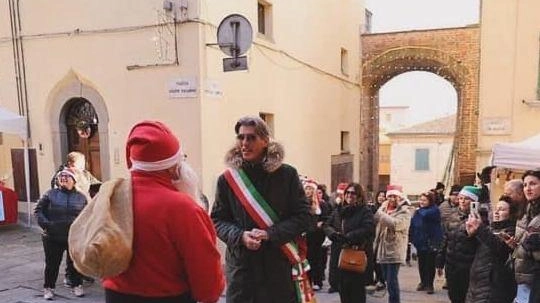 La tradizionale festa di Natale a Vaiano con i cittadini in piazza per il saluto a Babbo Natale che porta i doni ai più piccoli. La tradizione si ripete La tradizionale festa di Natale a Vaiano con i cittadini in piazza per il saluto a Babbo Natale che porta i doni ai più piccoli. La tradizione si ripete