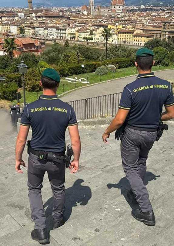 https://www.lanazione.it/image-service/view/acePublic/alias/contentid/ZDhhZTA2NzQtN2M5YS00/0/tre-carte-con-vista-blitz-della-finanza.jpeg?f=1.91:1&w=1200