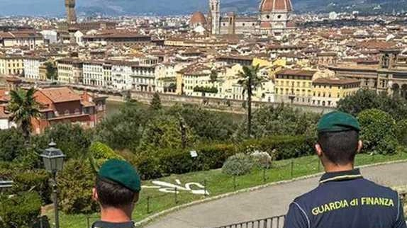 FIRENZE Non solo in centro. Il gioco-truffa delle “tre carte“ si sposta anche al piazzale Michelangelo, forse dopo le rivolte di... FIRENZE Non solo in centro. Il gioco-truffa delle “tre carte“ si sposta anche al piazzale Michelangelo, forse dopo le rivolte di...