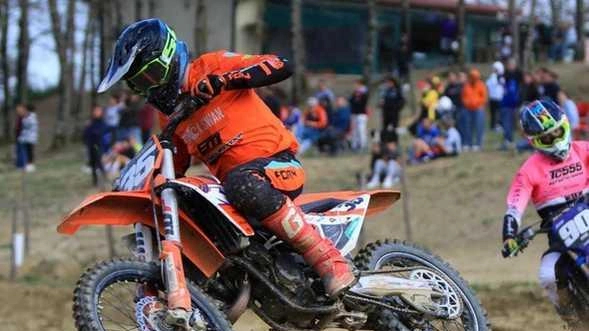 Il giovane Gabriele Napolitano, 16 anni, in azione. Grande festa a Miravalle per il ragazzo del moto club Brilli Peri Il giovane Gabriele Napolitano, 16 anni, in azione. Grande festa a Miravalle per il ragazzo del moto club Brilli Peri