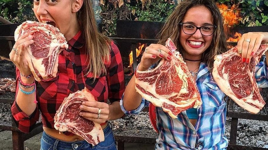 Torna la 'Festa della Ciccia' a Marina di Massa con grigliate e specialità di carne, organizzata dalla comunità parrocchiale in collaborazione con la celebre 'Festa della Bistecca' di Pieve a Fosciana. L'evento offre anche antipasti, insalate, torte e vini locali. Torna la 'Festa della Ciccia' a Marina di Massa con grigliate e specialità di carne, organizzata dalla comunità parrocchiale in collaborazione con la celebre 'Festa della Bistecca' di Pieve a Fosciana. L'evento offre anche antipasti, insalate, torte e vini locali.