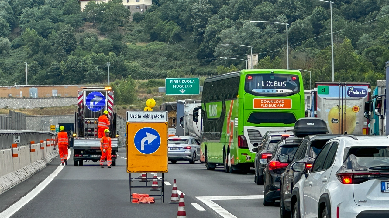 Il traffico per l'incidente che ha causato tre morti sull'A1, tra Firenze e Bologna in direzione Bologna Il traffico per l'incidente che ha causato tre morti sull'A1, tra Firenze e Bologna in direzione Bologna