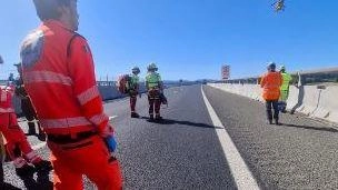 Inutili i soccorsi per Davide Bertolini, 24 anni, di Pontremoli. Sul corpo è stata disposta l’autopsia. Sotto shock l’autista del camion, che è stato portato all’ospedale di Cecina insieme a un altro ferito. Inutili i soccorsi per Davide Bertolini, 24 anni, di Pontremoli. Sul corpo è stata disposta l’autopsia. Sotto shock l’autista del camion, che è stato portato all’ospedale di Cecina insieme a un altro ferito.