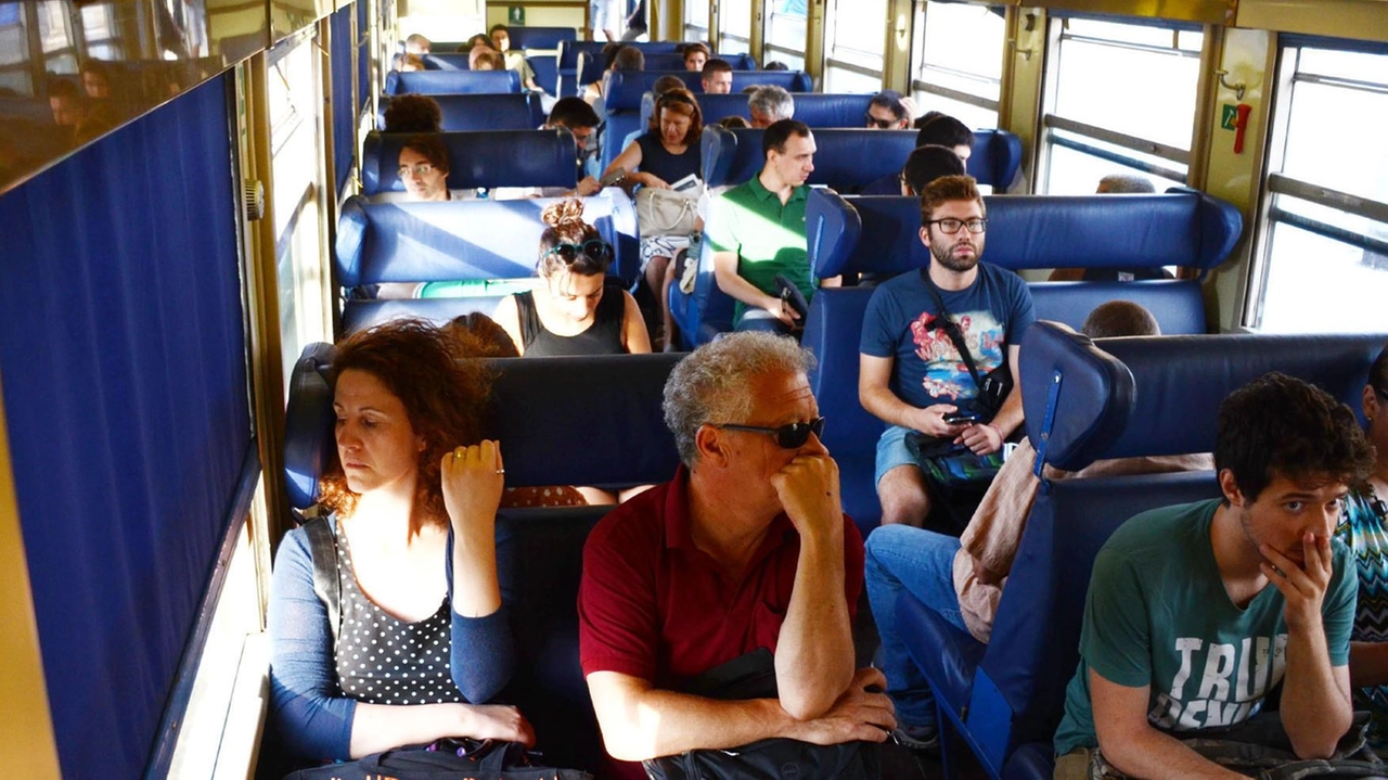Pendolari in una carrozza durante un quotidiano spostamento casa-lavoro Pendolari in una carrozza durante un quotidiano spostamento casa-lavoro