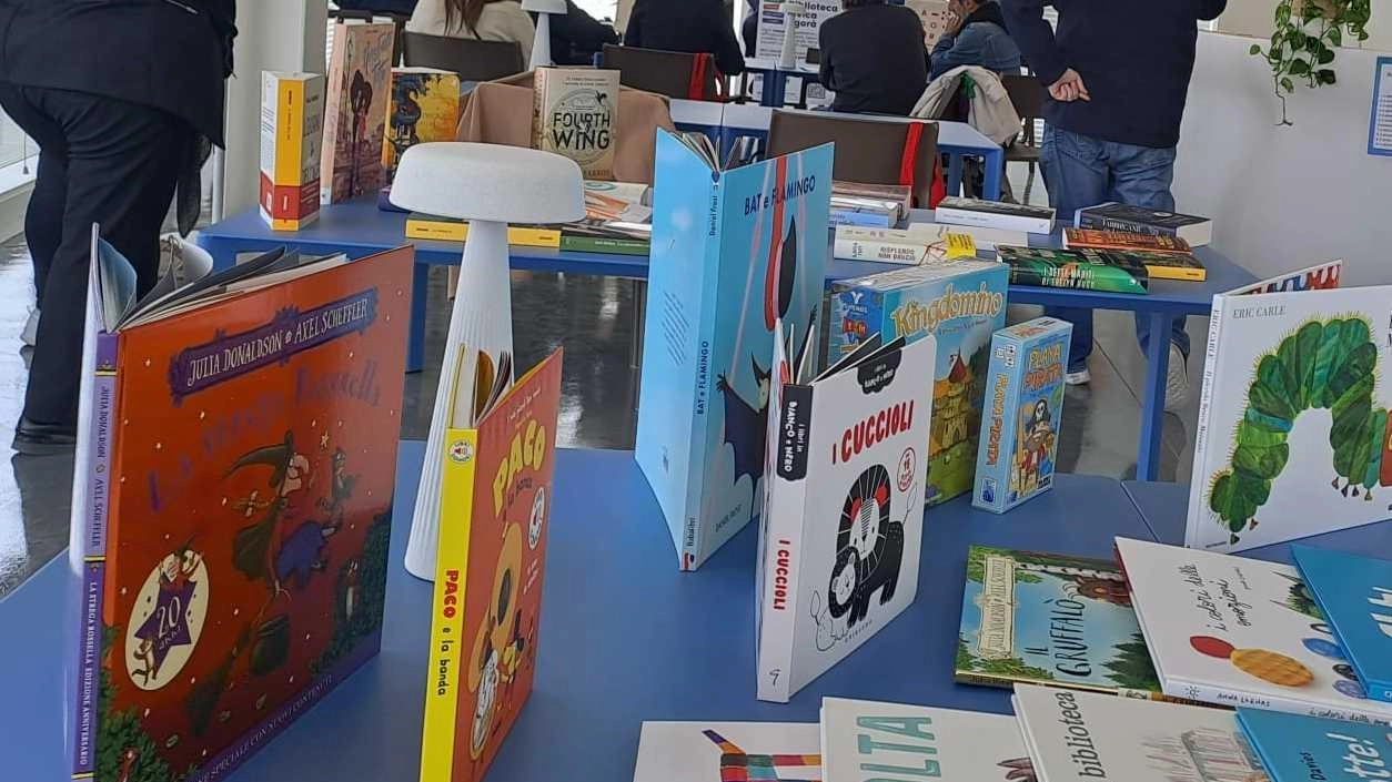La biblioteca occupa due sale La biblioteca occupa due sale
