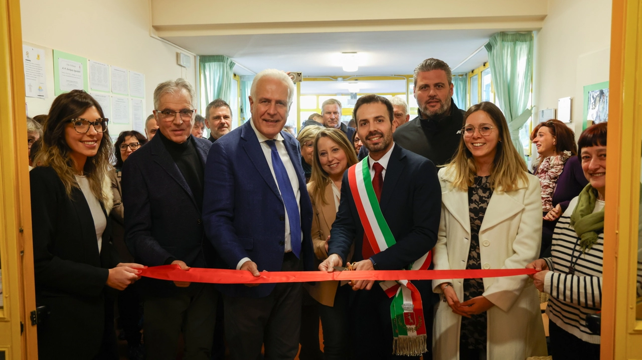 Il taglio del nastro (foto Germogli) Il taglio del nastro (foto Germogli)