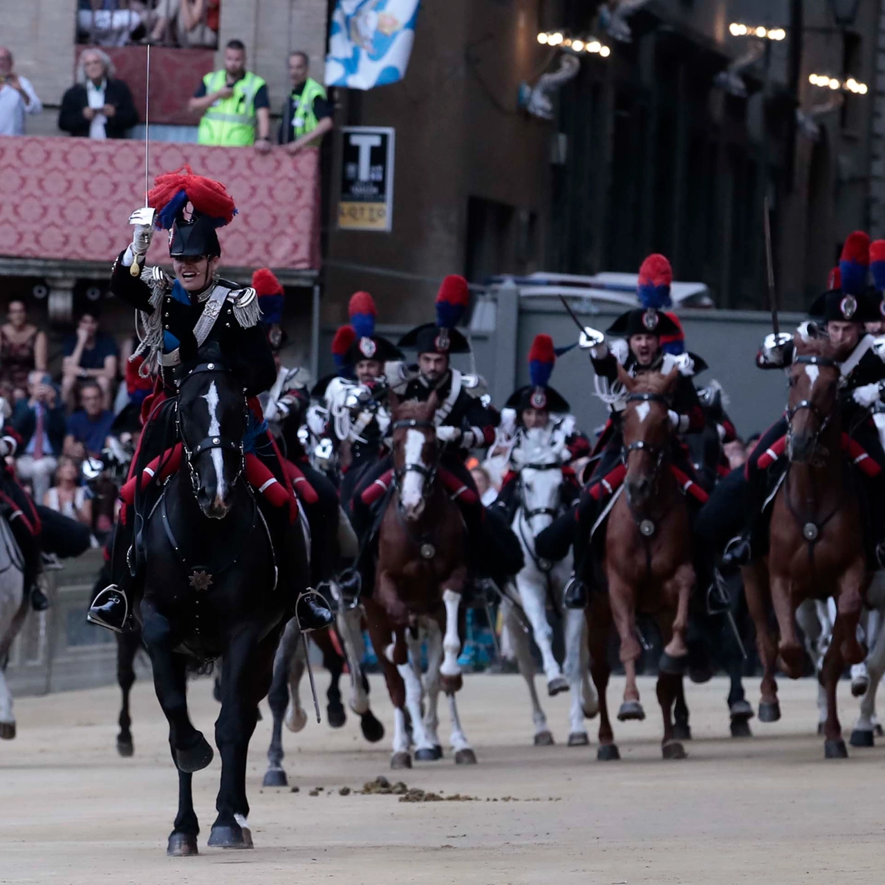 Il drappello dei carabinieri a cavallo, uno dei momenti che scandiscono le ore precedenti il Palio di Siena (Foto Lazzeroni)
