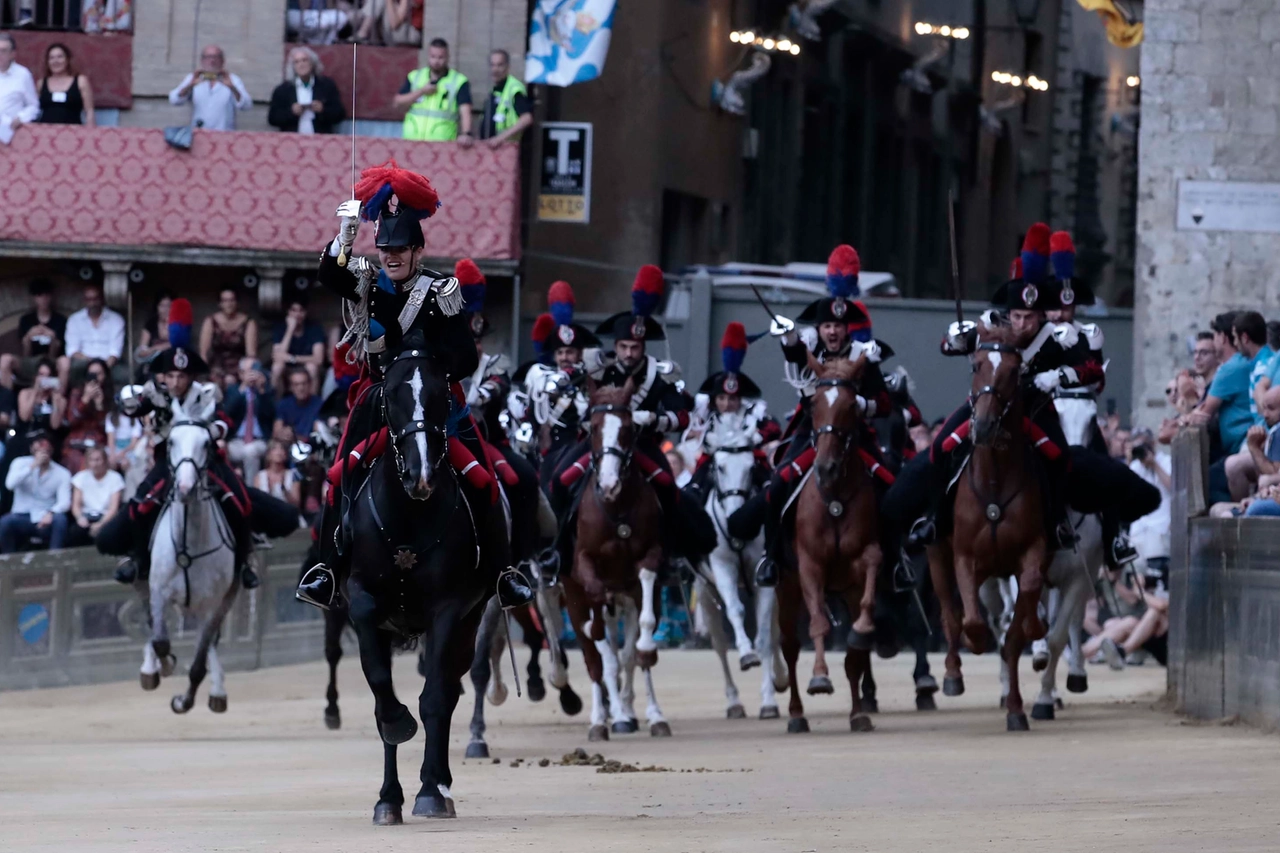 Il drappello dei carabinieri a cavallo, uno dei momenti che scandiscono le ore precedenti il Palio di Siena (Foto Lazzeroni)