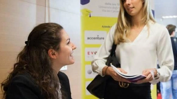 Tutto pronto per il. carrier week all’università di Siena che anche quest’anno si pone l’obiettivo di incrociare. la domanda e l’offerta di lavoro mettendo a contatto giovani laureati con le aziende di tutto il territorio. Tutto pronto per il. carrier week all’università di Siena che anche quest’anno si pone l’obiettivo di incrociare. la domanda e l’offerta di lavoro mettendo a contatto giovani laureati con le aziende di tutto il territorio.