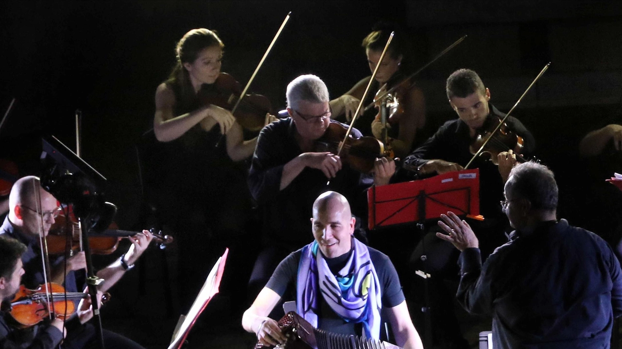 Diretta dal Maestro Giuseppe Lanzetta, l’Orchestra. sarà impreziosita dal solista Mario Stefano Pietrodarchi alla fisarmonica e al bandoneon Diretta dal Maestro Giuseppe Lanzetta, l’Orchestra. sarà impreziosita dal solista Mario Stefano Pietrodarchi alla fisarmonica e al bandoneon