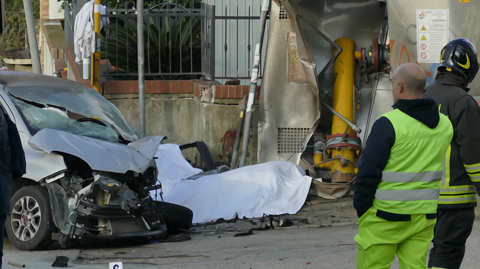 Il luogo dell’incidente in zona Torrette ad Ancona. A destra Diego Duca, autista del 118 a Perugia, e la moglie Lucia Manfredi Il luogo dell’incidente in zona Torrette ad Ancona. A destra Diego Duca, autista del 118 a Perugia, e la moglie Lucia Manfredi
