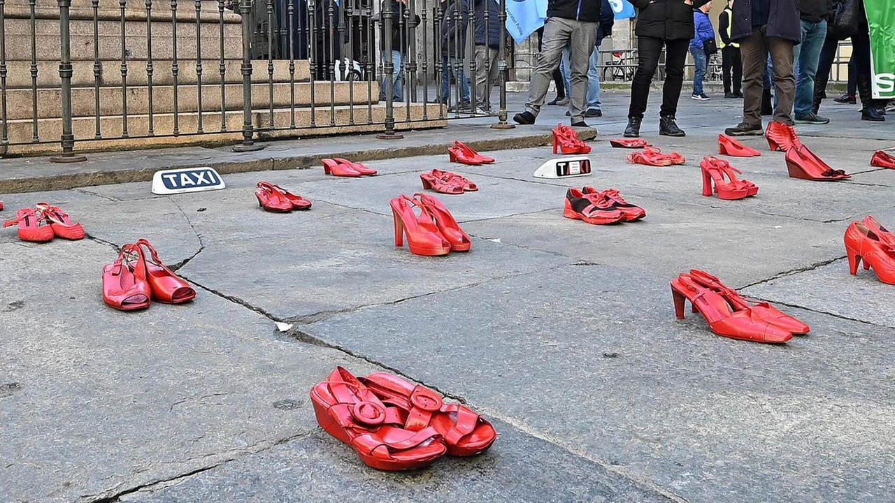 Le scarpe rosse sono diventate il simbolo della battaglia contro la violenza. sulle donne Le scarpe rosse sono diventate il simbolo della battaglia contro la violenza. sulle donne