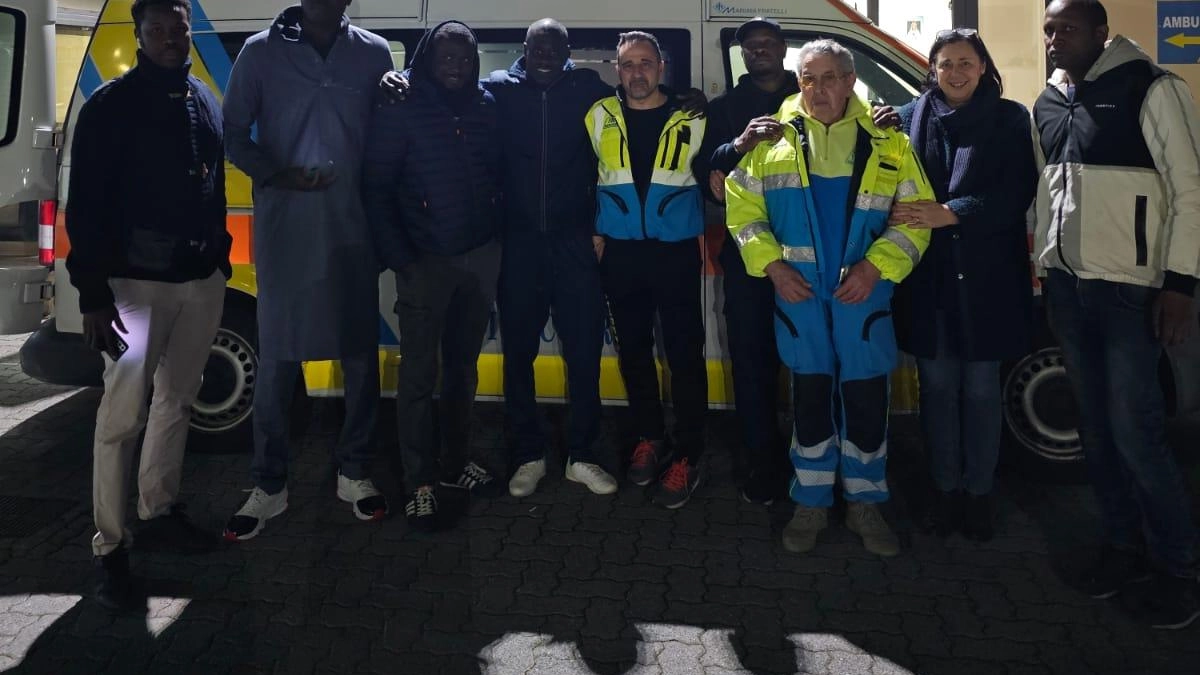 Il momento della consegna alla comunità senegalese dell’ambulanza dismessa dalla Misericordia di Altopascio, poco prima dell’invio del mezzo nel paese africano qualche settimana fa