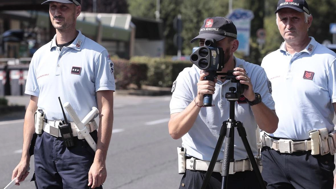 Vigili urbani impegnati in controlli anti velocità Vigili urbani impegnati in controlli anti velocità