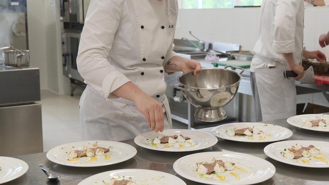 Sfide tra aspiranti chef. Gli studenti conquistano i palati della giuria al Premio Accademia Sfide tra aspiranti chef. Gli studenti conquistano i palati della giuria al Premio Accademia
