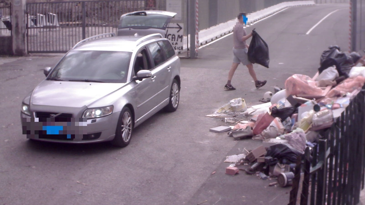 Una persona getta la spazzatura per strada Una persona getta la spazzatura per strada