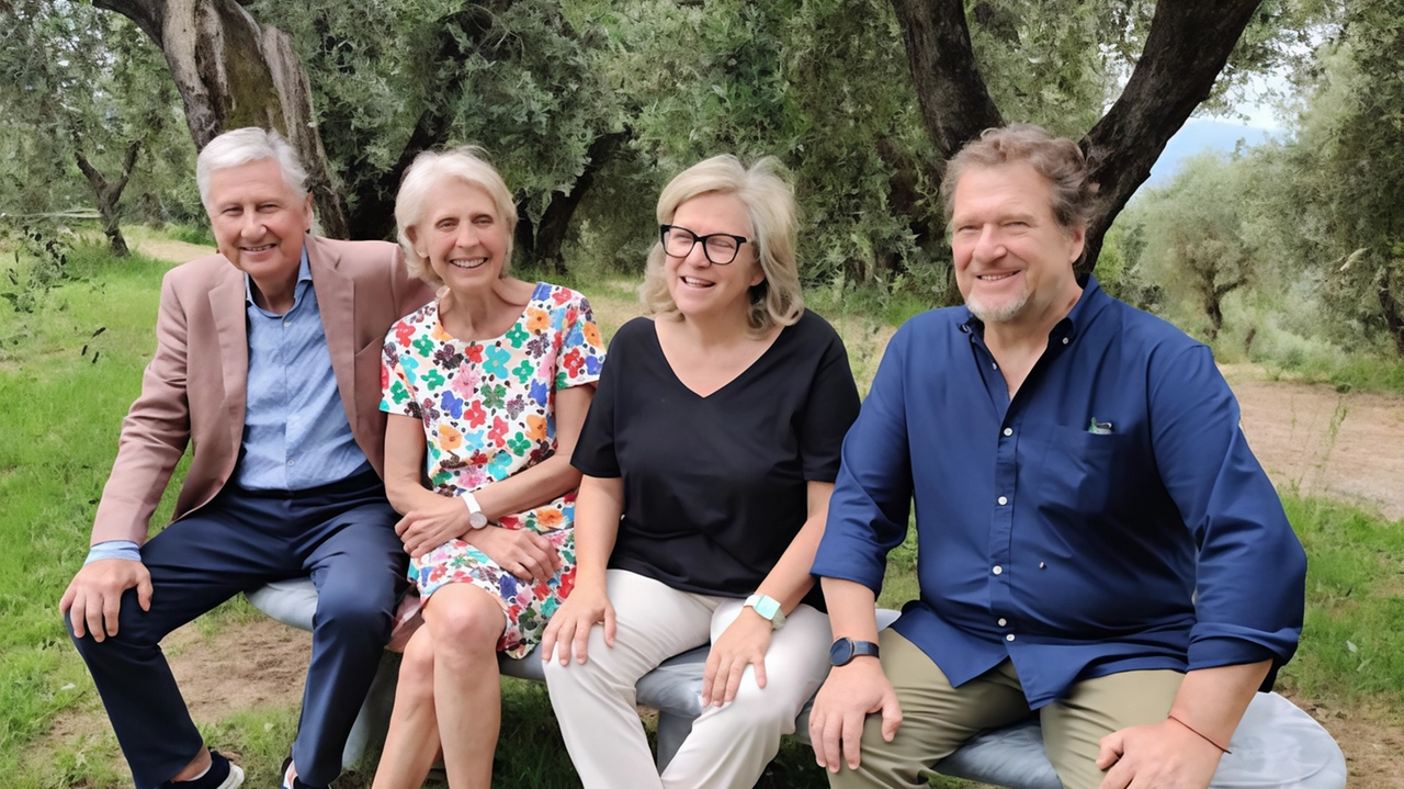 In alto, i figli di Giuliano Gori. Sotto, Giuliano Gori con la nipote Caterina Gori In alto, i figli di Giuliano Gori. Sotto, Giuliano Gori con la nipote Caterina Gori