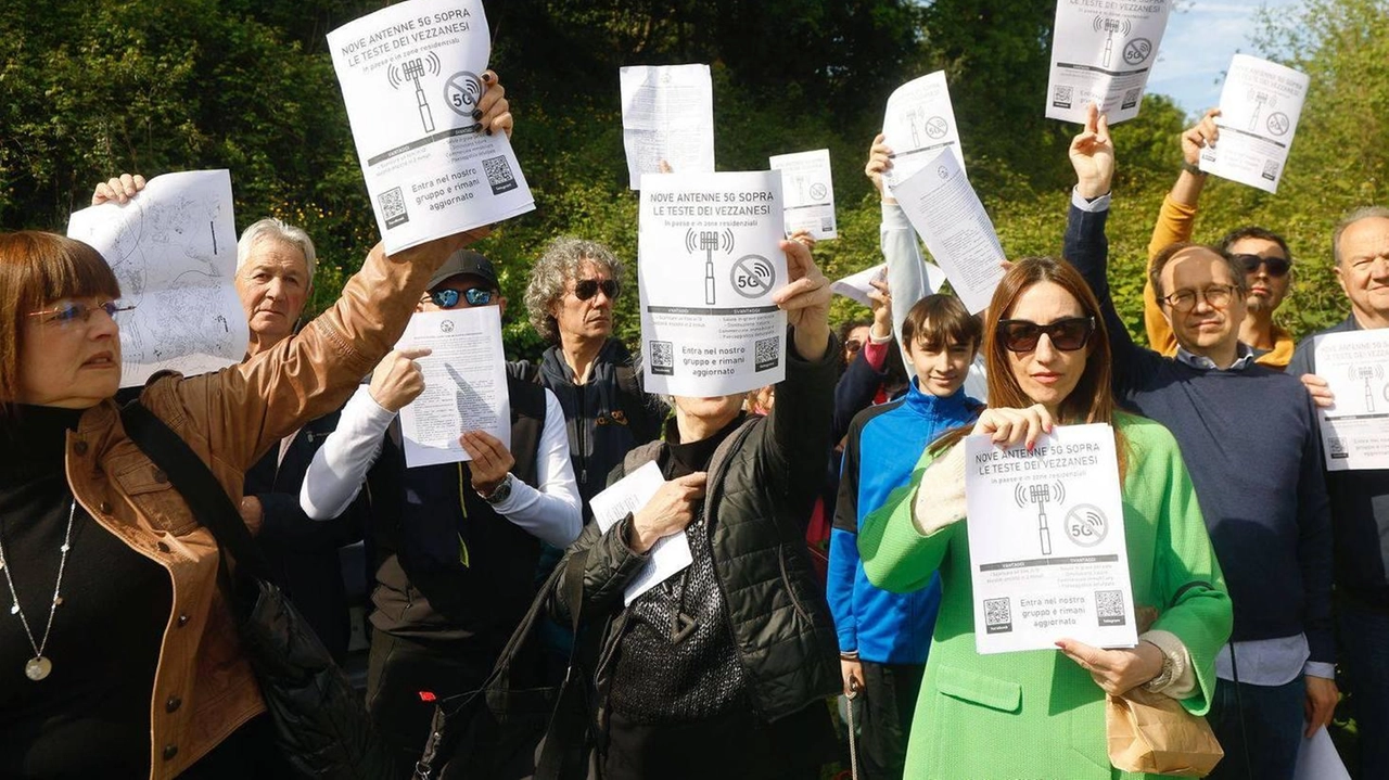 Una manifestazione di protesta del gruppo di cittadini che si sta battendo contro l’ installazione di nuove antenne nel territorio di Vezzano Ligure Una manifestazione di protesta del gruppo di cittadini che si sta battendo contro l’ installazione di nuove antenne nel territorio di Vezzano Ligure