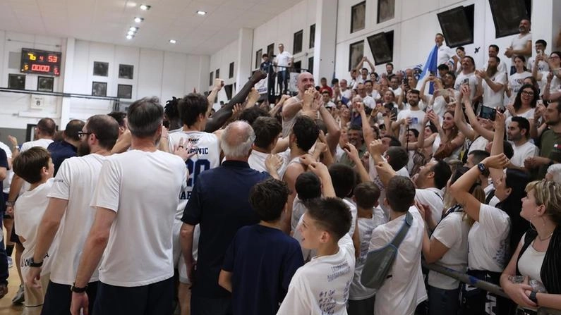 La festa finale del Dany Quarrata in un PalaMelo gremito: il popolo quarratino può esultare per la promozione (foto Bargiacchi/DanyQuarrata) La festa finale del Dany Quarrata in un PalaMelo gremito: il popolo quarratino può esultare per la promozione (foto Bargiacchi/DanyQuarrata)