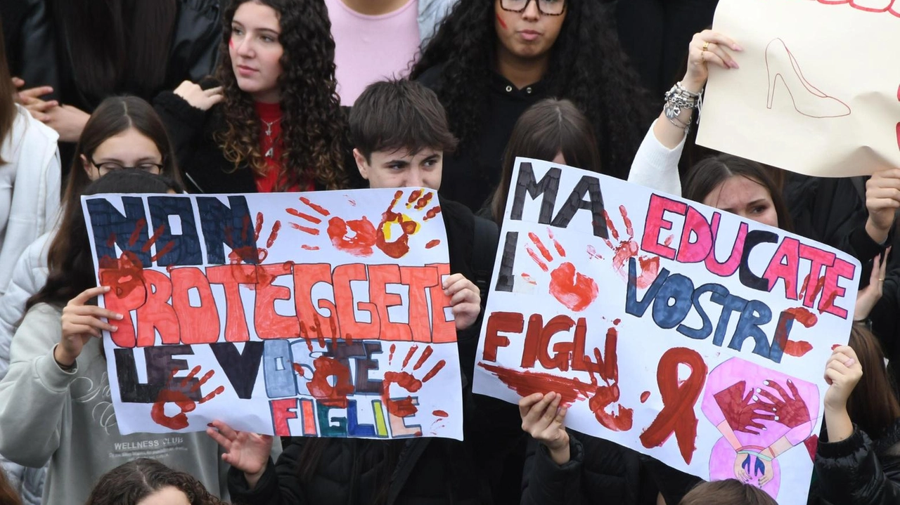 Una manifestazione per la parità di genere e contro la violenza sulle donne Una manifestazione per la parità di genere e contro la violenza sulle donne