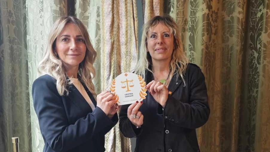 E’ stata Chiara Testi (Lav) a consegnare il riconoscimento all’assessore E’ stata Chiara Testi (Lav) a consegnare il riconoscimento all’assessore