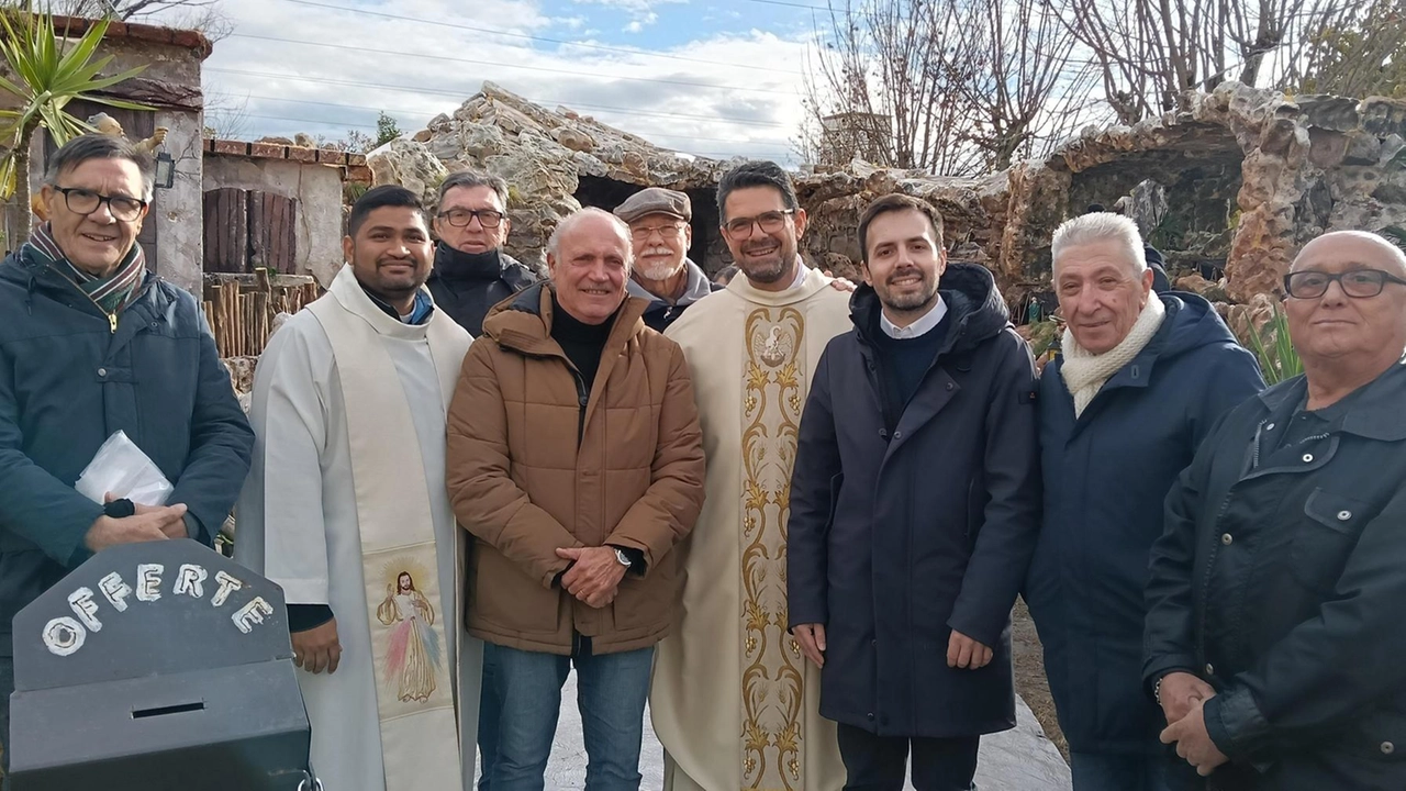 Un presepe a misura d’uomo. Come dimensioni, ma anche per il messaggio che intende trasmettere. E’ quello della parrocchia di... Un presepe a misura d’uomo. Come dimensioni, ma anche per il messaggio che intende trasmettere. E’ quello della parrocchia di...