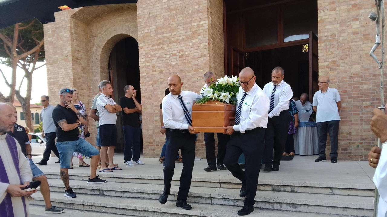 Il feretro con la salma di Paolo Pardini viene portata fuori dalla chiesa di Don Bosco Il feretro con la salma di Paolo Pardini viene portata fuori dalla chiesa di Don Bosco