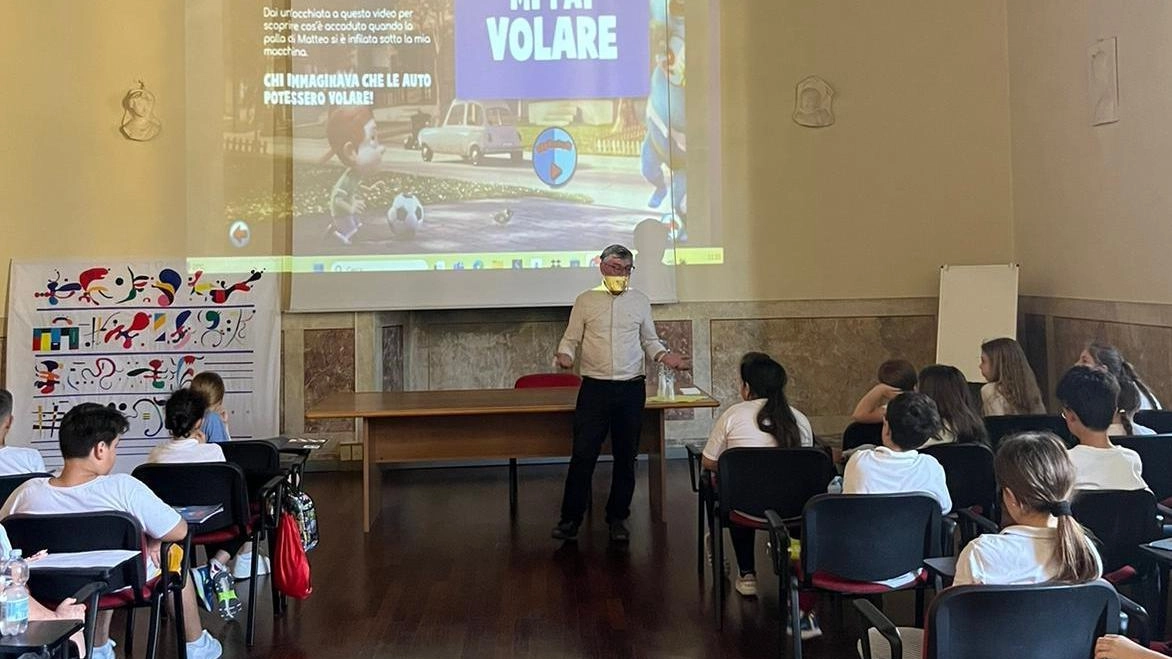 Tra i banchi dell’istituto Suore Mantellate, il progetto ’Fast Heroes’. Percorso educativo semplice ma fondamentale, con il supporto del dottor Volpi . Tra i banchi dell’istituto Suore Mantellate, il progetto ’Fast Heroes’. Percorso educativo semplice ma fondamentale, con il supporto del dottor Volpi .