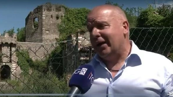 Luigi Giovannelli intervistato dalla Rai racconta lo stato di salute del castello (Foto dal servizio Raitre) Luigi Giovannelli intervistato dalla Rai racconta lo stato di salute del castello (Foto dal servizio Raitre)