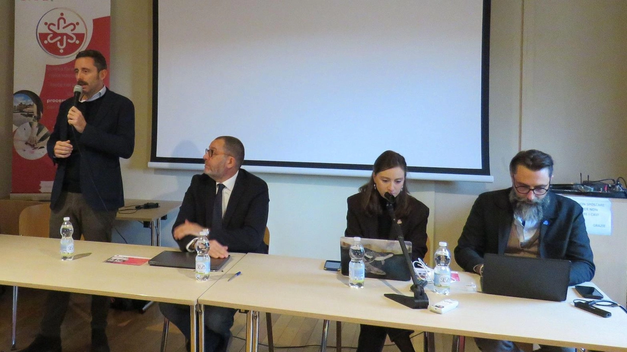 L’assessore Fabio Barsanti e i tecnici incaricati durante l’incontro aperto ai cittadini in cui sono stati illustrati i risultati del processo partecipativo