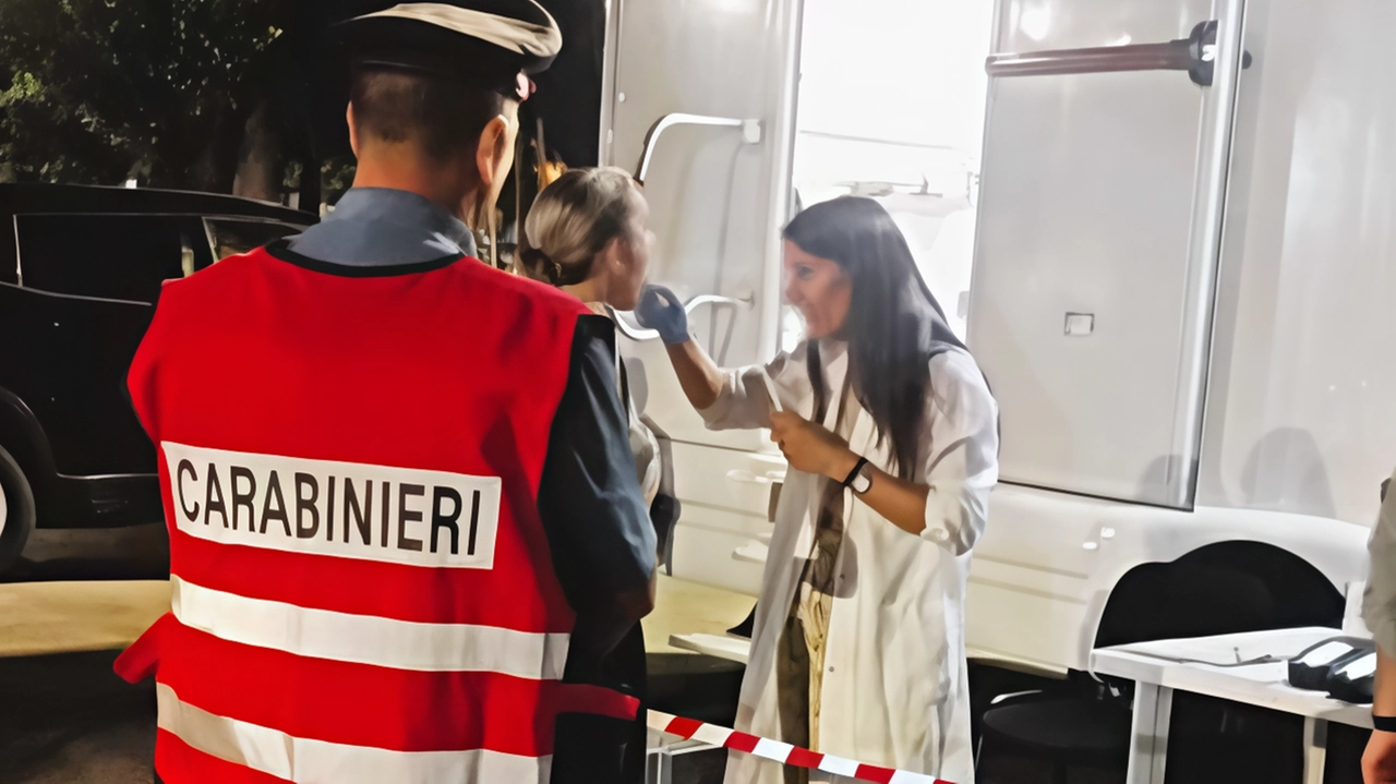 Dodici patenti di guida ritirate in tre giorni, circa trenta le vetture controllate: gli automobilisti, filtrati in base alle risultanze degli accertamenti preliminari, sono stati poi sottoposti agli esami più accurati Dodici patenti di guida ritirate in tre giorni, circa trenta le vetture controllate: gli automobilisti, filtrati in base alle risultanze degli accertamenti preliminari, sono stati poi sottoposti agli esami più accurati